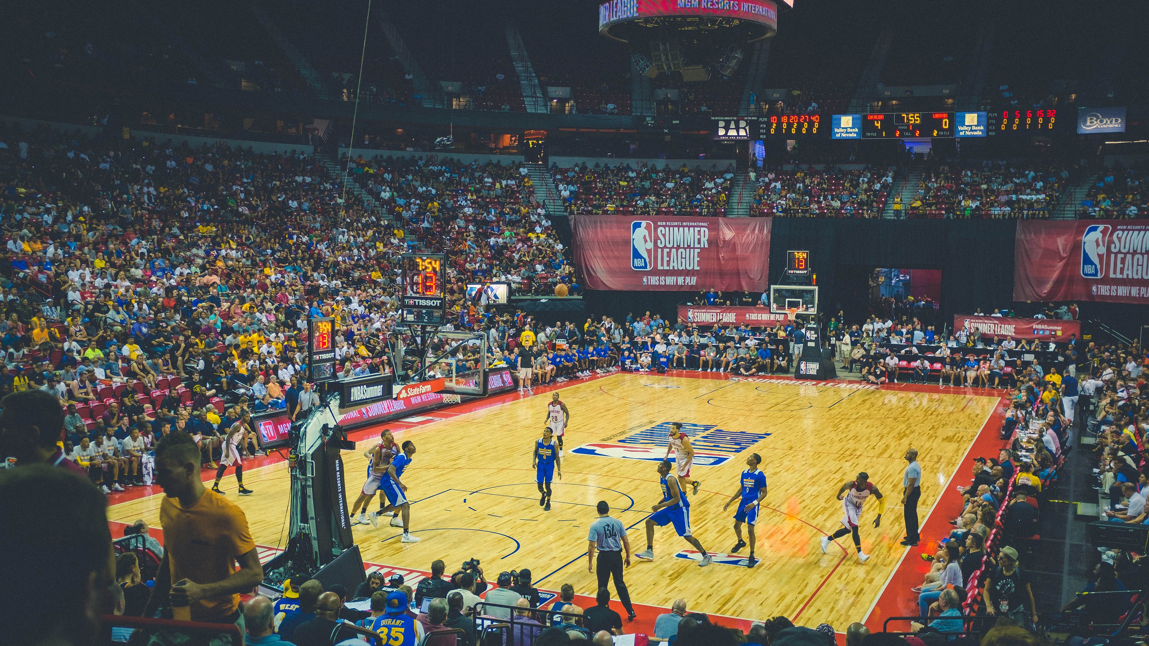 “新加坡2025游泳锦标赛：水上芭蕾选手全力拼搏”