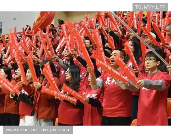 拉拉队员同步表演为主队加油声浪不断